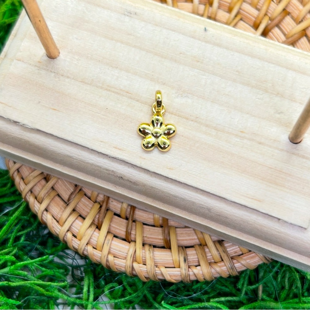 (Firm price )Tiny Gold Flower Pendant 925